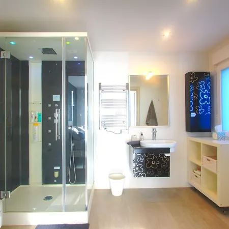 Апартаменты 2036 Modern Golden Duplex Penthouse *